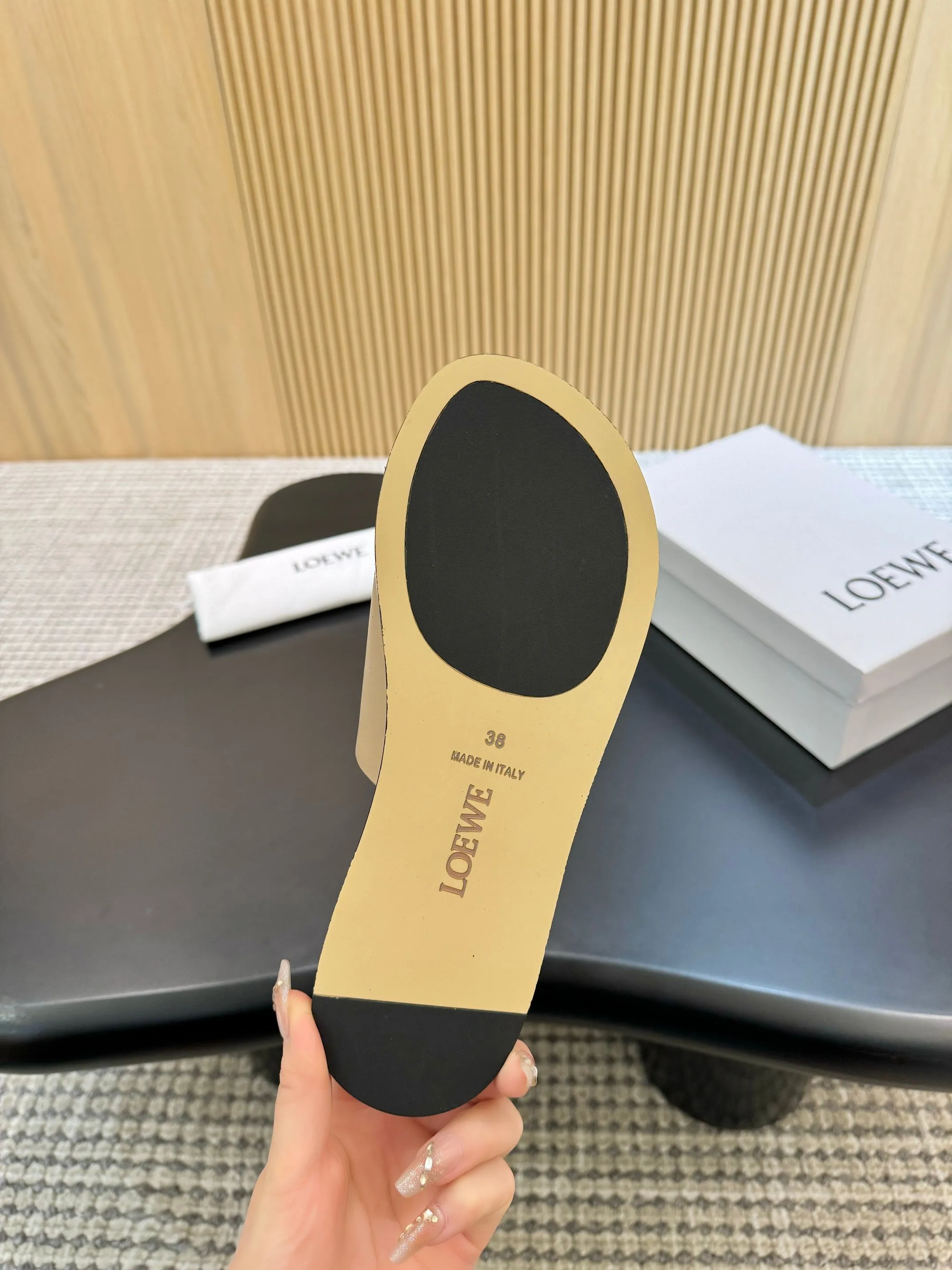 👟👟Ex-factory price 340👟👟 Genuine leather sole +40 LOEWE 25th spring and summer new style, same style for men and women, six colors to choose from. Code number:35-45